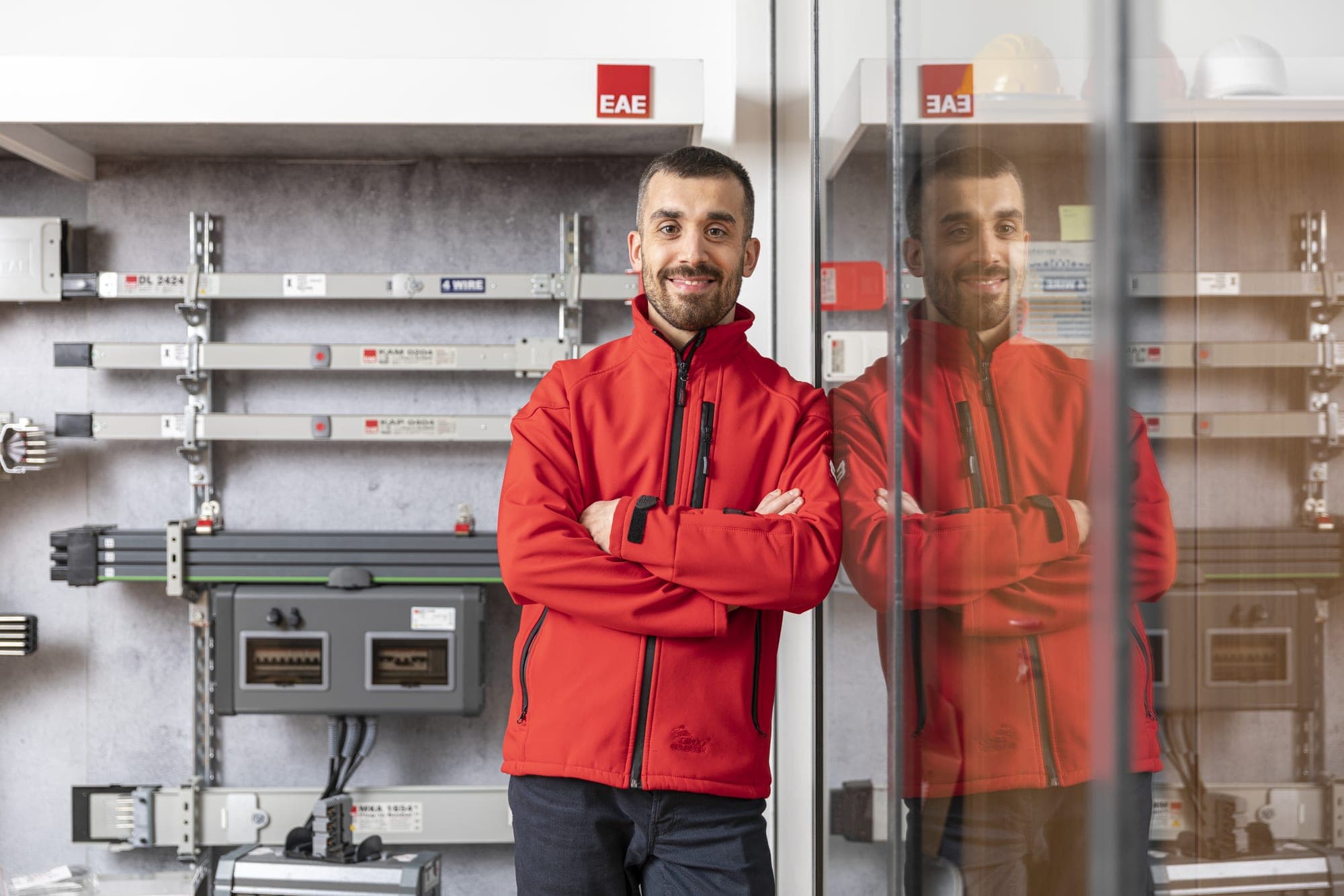 Tecnico EAE Italia davanti ai sistemi di distribuzione elettrica