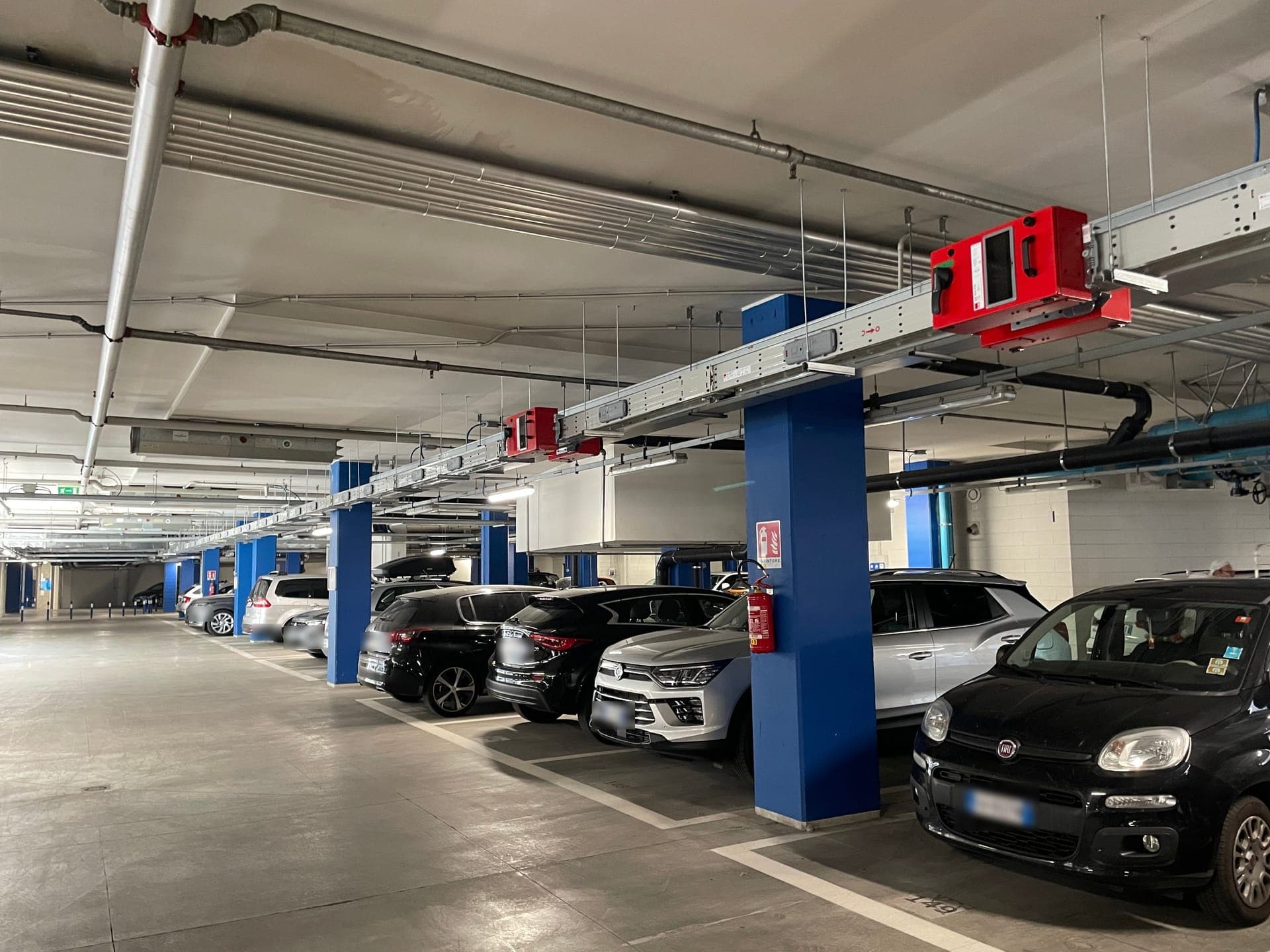 Condotti sbarre E-Line con cassette di derivazione in un parcheggio multipiano a Porta Nuova, Milano